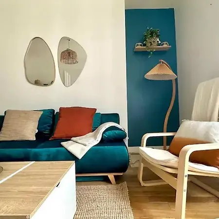 Charming Modern In With Views 아파트