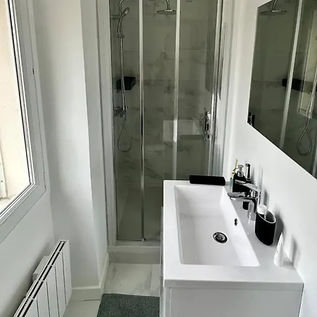 아파트 Charming Modern In With Views 쀼또